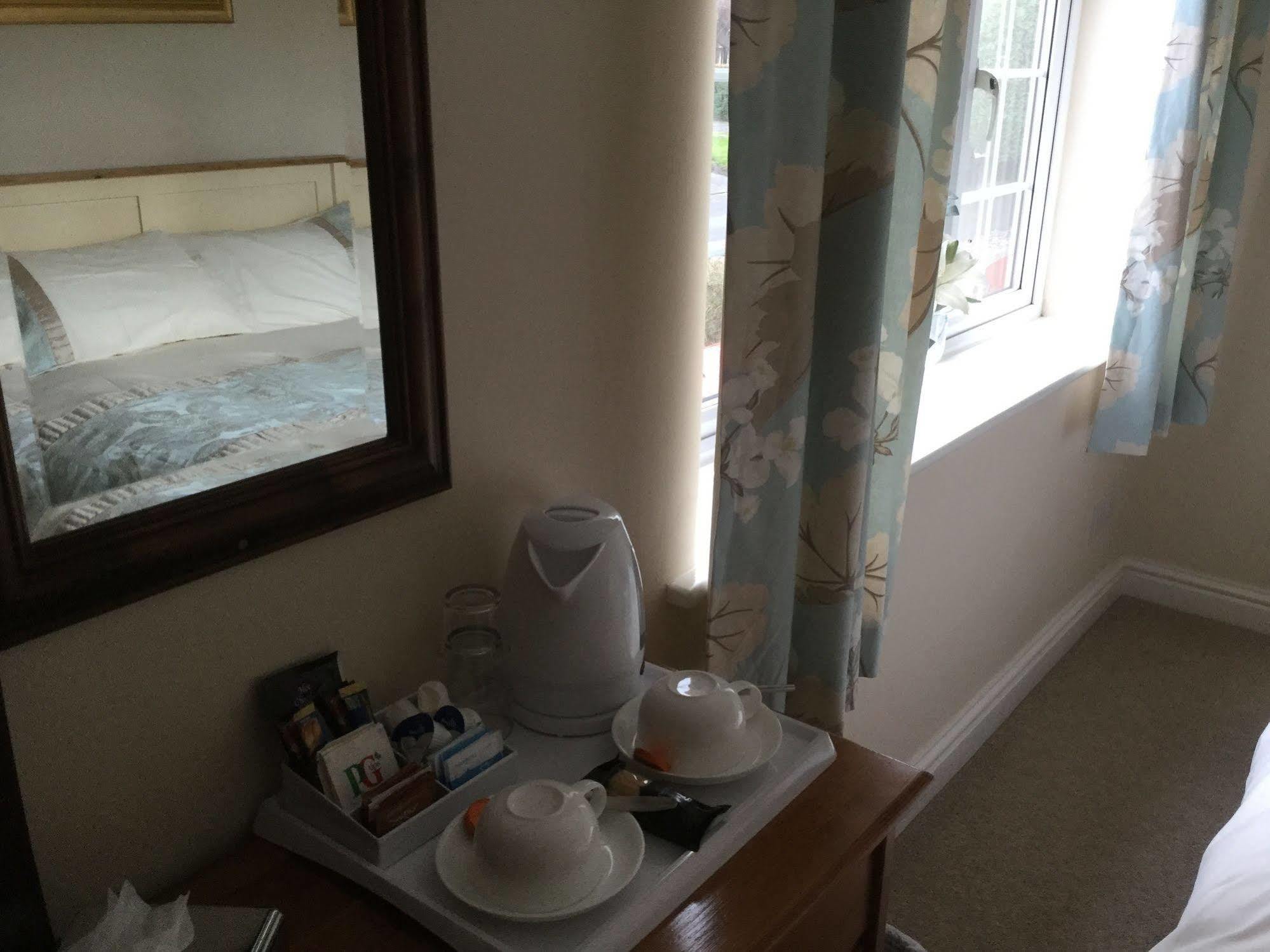 Faviere Guest House สแตรทฟอร์ด อะพอน เอวอน ภายนอก รูปภาพ